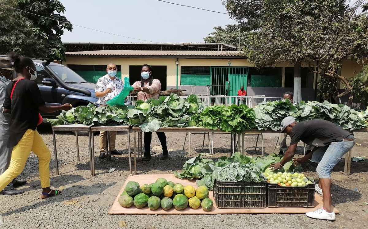 Engenheiro António Sozinho e a missionária Olangi Fatuma, aguardando pelo acto de distribuição das hortícolas no Centro Alegria, Luanda. Foto de Augusto Bento.