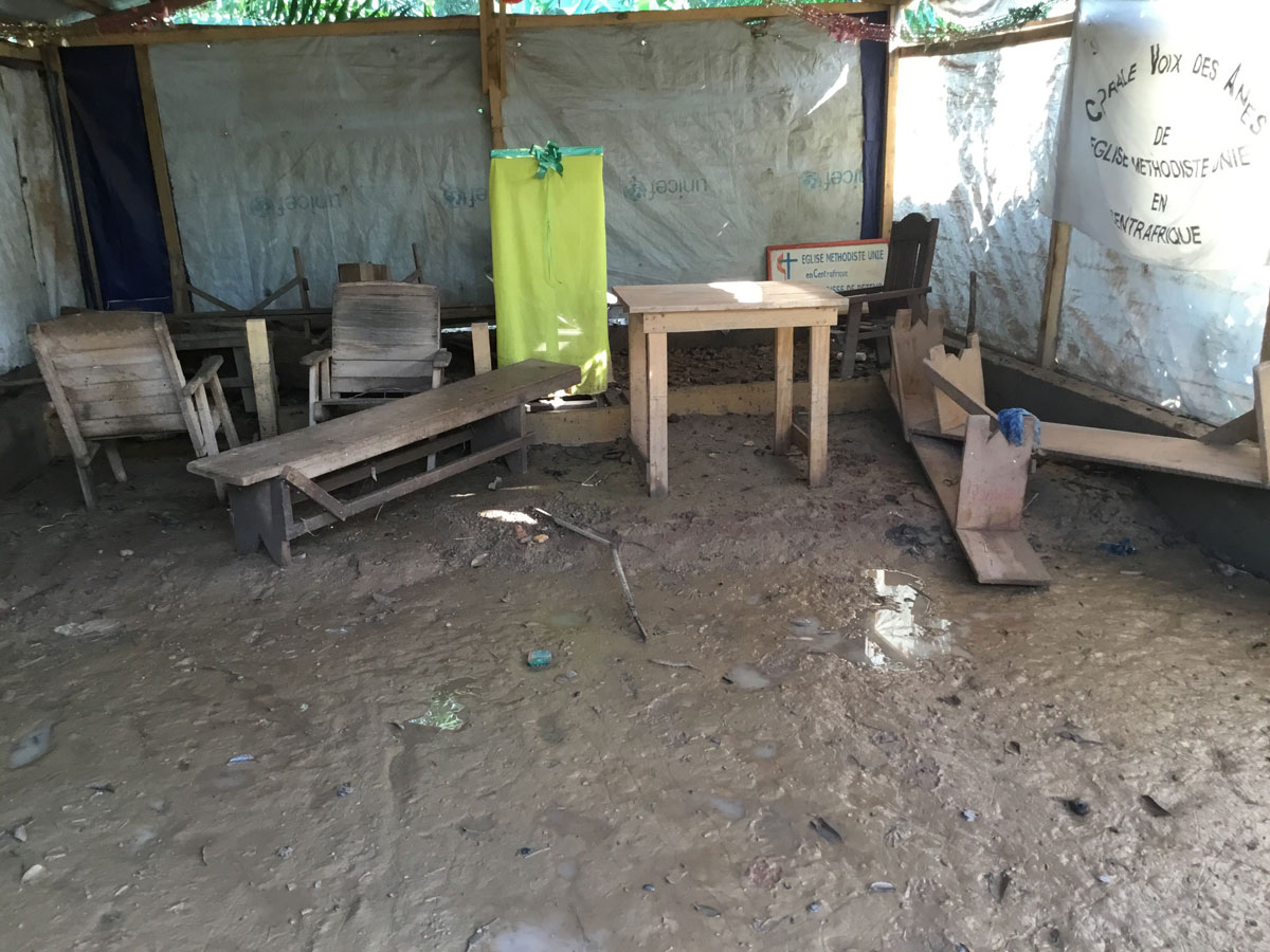 Quelques bancs et effets en cascade dans l’église locale Bethesda après la baisse du niveau des eaux. Des inondations après le débordement des eaux du fleuve Oubangui ont submergé des maisons en août à Bangui, la capitale de la République Centrafricaine. Photo de Chancelvie Petula, UM News.
