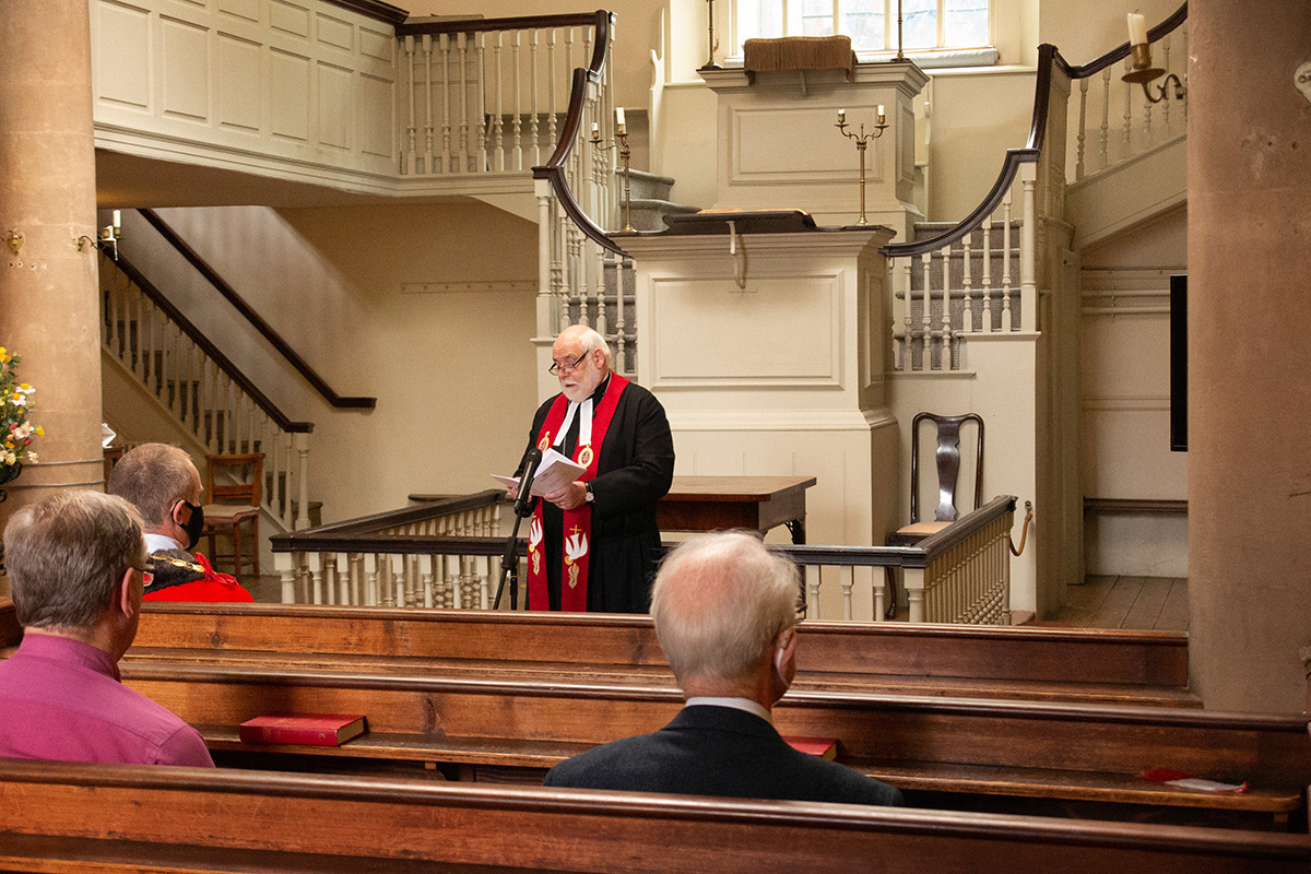 El Rev. Jonathan Pye, desde el púlpito del Nuevo Espacio de John Wesley en Bristol, Inglaterra, dirige un servicio el 12 de septiembre para celebrar el 250 aniversario del cruce del Atlántico hacia América de Francis Asbury. Pye es el presidente del distrito de Bristol de la Iglesia Metodista en Gran Bretaña y vicepresidente de los fideicomisarios del Nuevo Espacio de John Wesley. La asistencia al servicio fue limitada para permitir el distanciamiento social en medio de la pandemia por el COVID-19. Foto de Tim Tanton, Noticias MU.