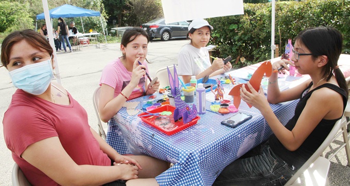 Angélica Contreras facilitando un taller de alebrijes. Foto cortesía de La Comunidad News.