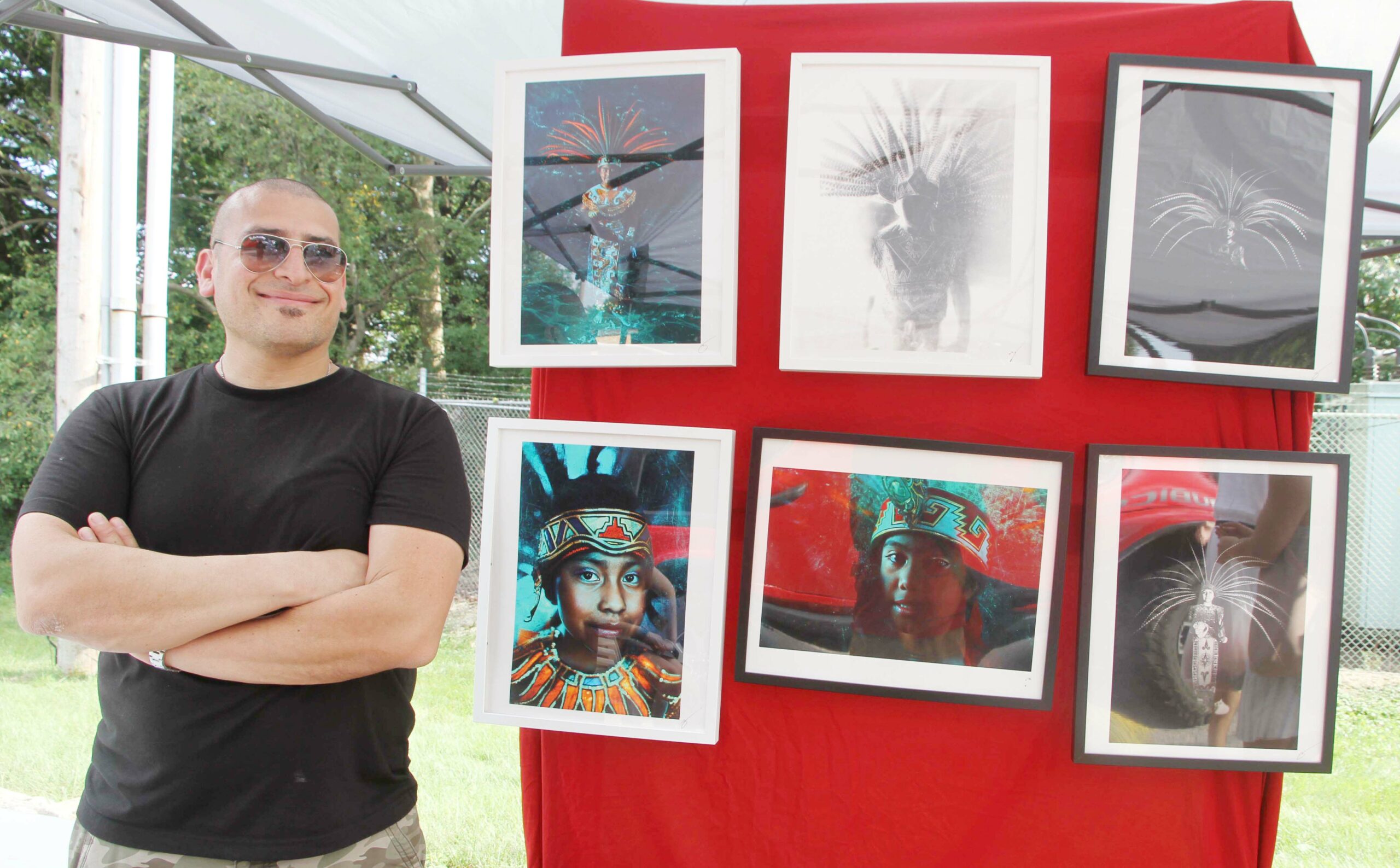 Zeus Corona con su exposición de fotos. Foto cortesía de La Comunidad News.