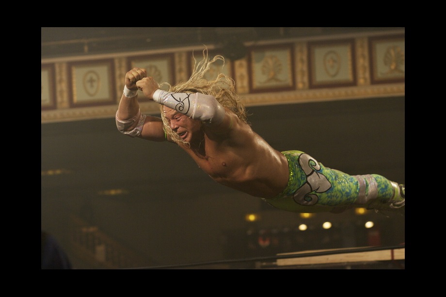 영화 더 레슬러(The Wrestler)의 스틸컷 갈무리. 사진 제공, 씨네 21. 영화 더 레슬러(The Wrestler)의 스틸컷 갈무리. 사진 제공, 씨네 21.