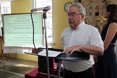 Lay leader Ed Zinkiewicz leads the congregation of West Nashville (Tenn.) United Methodist Church in prayer. Photo by Kathleen Barry, United Methodist Communications. Lay leader Ed Zinkiewicz leads the congregation of West Nashville (Tenn.) United Methodist Church in prayer. Photo by Kathleen Barry, United Methodist Communications.
