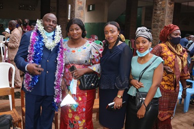 Docteur Claude Watukalusu à gauche après avoir reçu son Diplôme de Mérite de l'Eglise du Christ au Congo au Sud Kivu avec les membres de sa famille. Watukalusa fait parti de deux méthodistes unis qui ont reçu le certificat de mérite pour leur rôle dans la recherche de la paix au Kivu. Photo de Philippe Kituka Lolonga, UM News. Docteur Claude Watukalusu à gauche après avoir reçu son Diplôme de Mérite de l'Eglise du Christ au Congo au Sud Kivu avec les membres de sa famille. Watukalusa fait parti de deux méthodistes unis qui ont reçu le certificat de mérite pour leur rôle dans la recherche de la paix au Kivu. Photo de Philippe Kituka Lolonga, UM News.