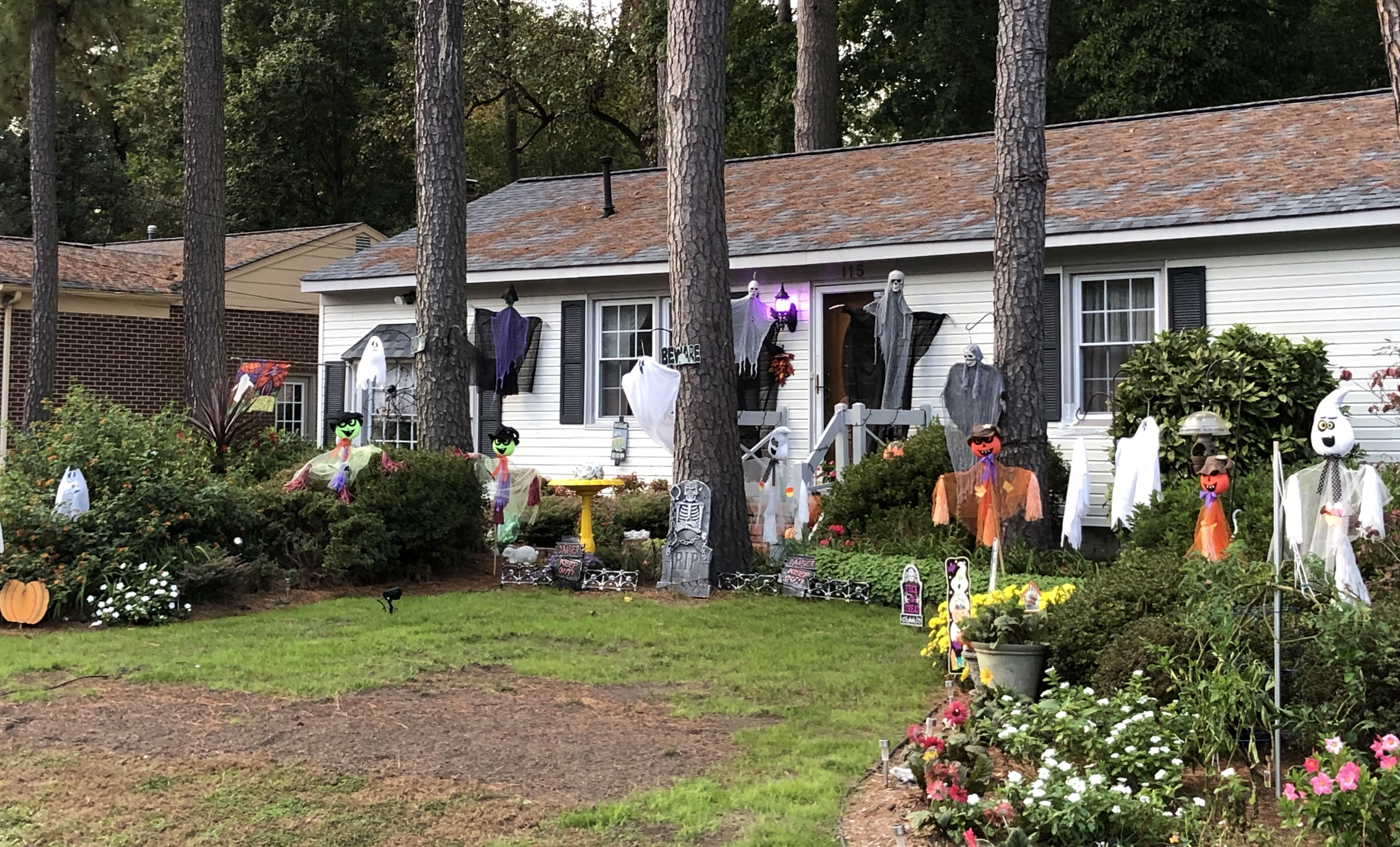 버지니아주 요크타운의 한 가정이 할로윈을 기념하기 위해 집 앞마당을 유령 인형 등으로 장식했다. 사진, 김응선 목사, 연합감리교뉴스. 