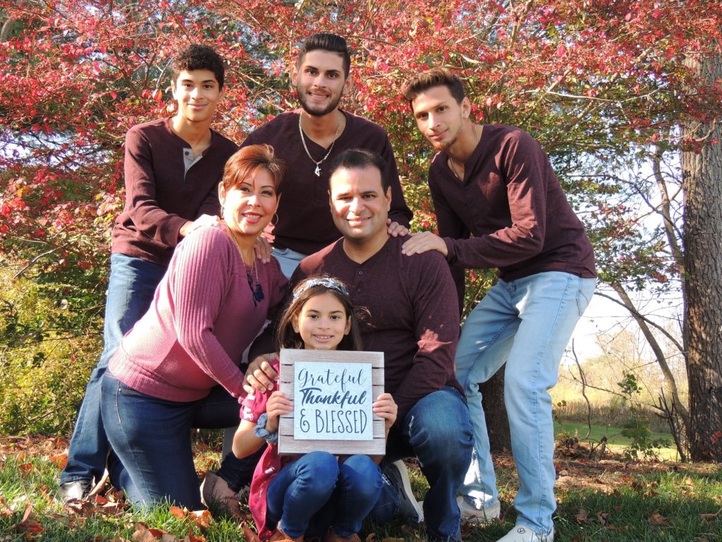 El Rev. Hector Burgos, junto a su esposa la Pastora Jazelis Adorno y sus hijos/as: a la izquierda Marcos, 16; al centro Fabian, 23; a la derecha Joel, 21; al frente Valeria, 12. Foto cortesía de la Conferencia Anual Ampliada de Nueva Jersey.