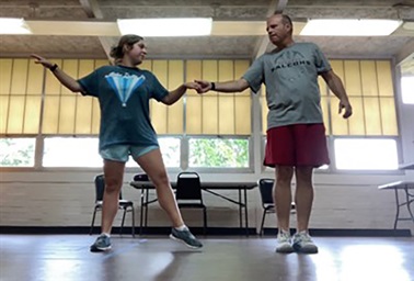 El Dr. Hagan, pastor principal de la Primera Iglesia Metodista Unida de Statesboro y su pareja de baile Eastyn Durrence, una estudiante de la Universidad del Sur de Georgia y ex bailarina competitiva, son uno de los 10 equipos en la competencia Bailando con las Estrellas de Statesboro de este año. Foto cortesía de la Conferencia Anual el Sur de Georgia. El Dr. Hagan, pastor principal de la Primera Iglesia Metodista Unida de Statesboro y su pareja de baile Eastyn Durrence, una estudiante de la Universidad del Sur de Georgia y ex bailarina competitiva, son uno de los 10 equipos en la competencia Bailando con las Estrellas de Statesboro de este año. Foto cortesía de la Conferencia Anual el Sur de Georgia.