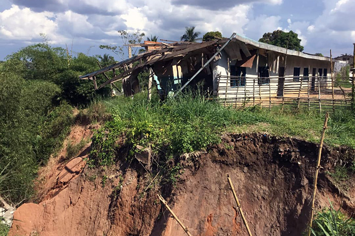 Une partie de l’école primaire Salongo 1 englouti par les géantes érosions. Les travaux effectués sur ce lieu par les Méthodistes Unis ont permis de sauver ces infrastructures. Photo par Serge Mukendi, UM News.