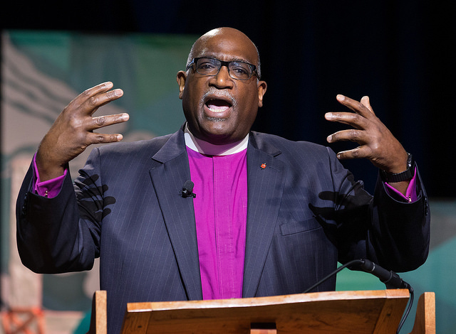 Eveque Gregory V. Palmer arihubiri anuani Maaskofu wakati ya Mukutano ya Kanisa ya Methodiste ya mwaka ya 2016 mu Portland, Oregon. Photo ya Mike DUBOSE, UMNS