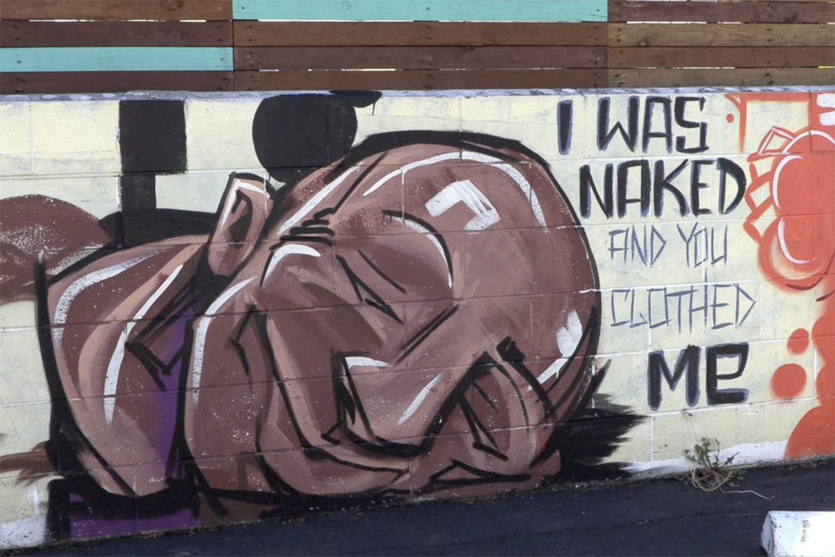 Un mural en el Centro Ministerial Metodista Unido “Cristo” en San Diego ilustra parte del texto de Mateo 25, la base bíblica del trabajo que desarrolla este centro entre inmigrantes que han cruzado la frontera en esa área del país. Fotograma extraído de video de Joey Butler, Noticias MU.