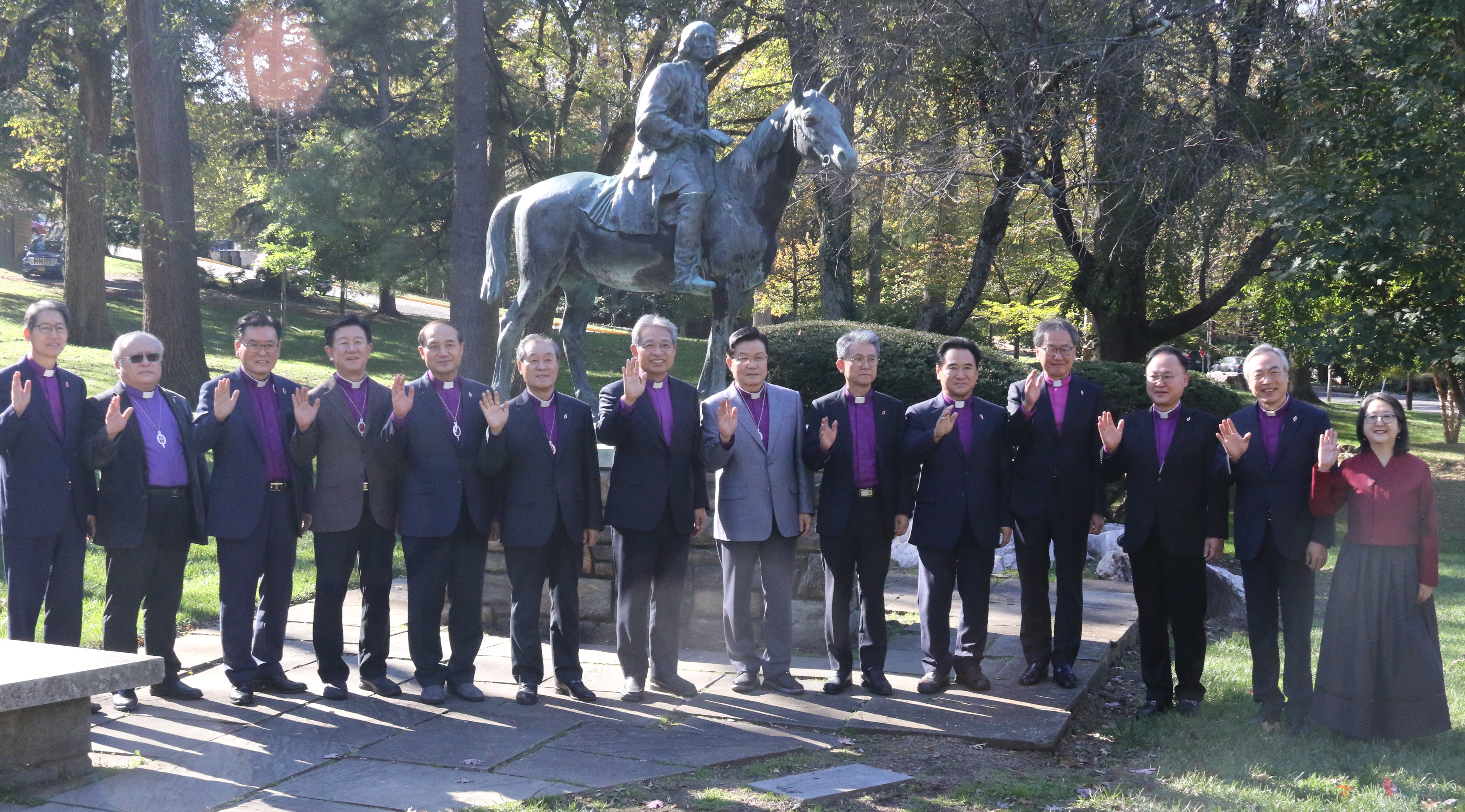 11월 8일, 웨슬리 신학대학원에서 드린 개회 예배를 마치고, 웨슬리 동상 앞에 선 기독교대한감리회 감독회의 소속 감독들과 신경림 부총장. 사진, 김응선 목사, 연합감리교뉴스.
