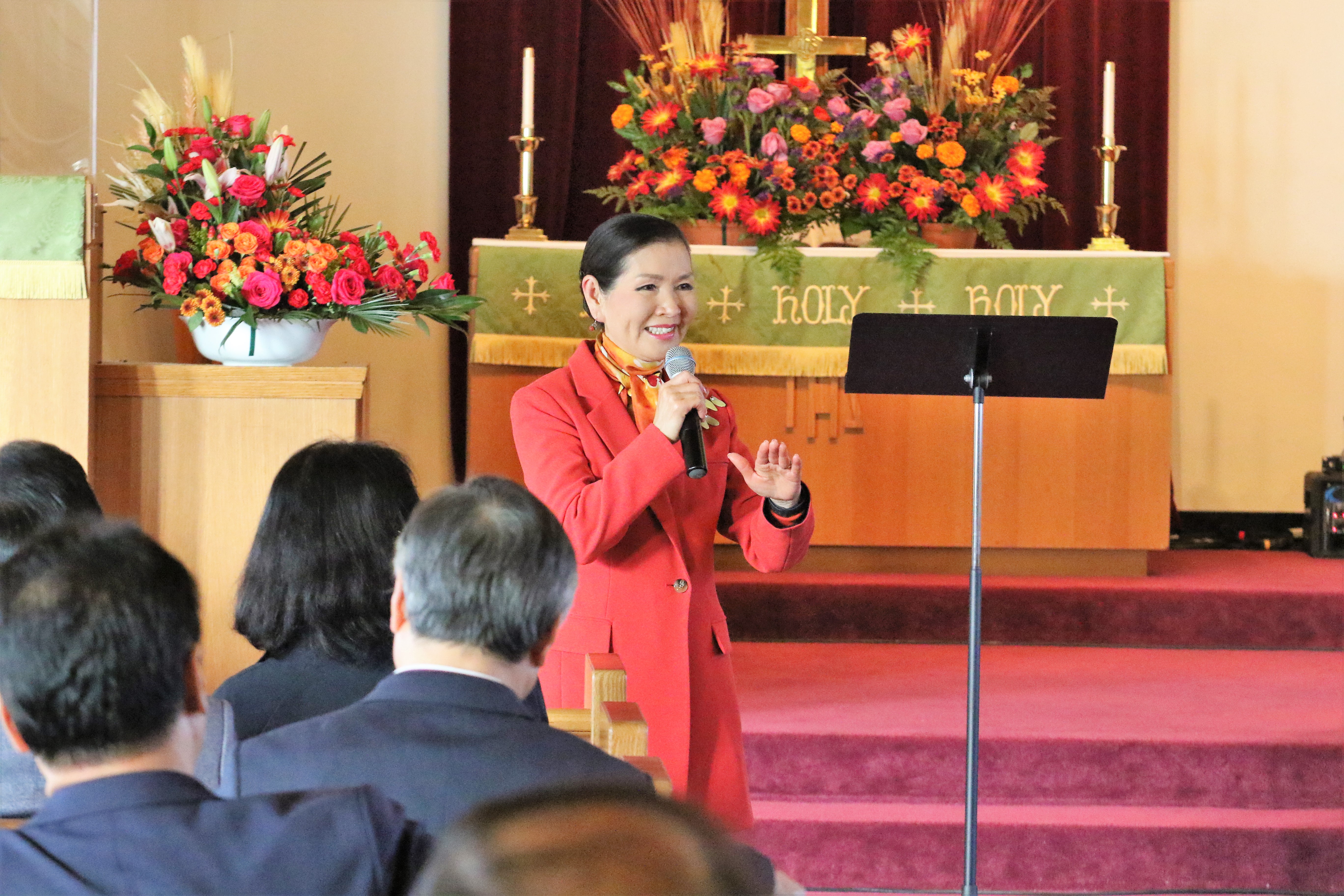 11월 9일 오후 메릴랜즈주 엘리코트시티에 소재한 베다니 한인연합감리교회에서 진행된 워싱턴 DC 리더십 정상회의는 메릴랜즈주 역사상 첫 아시아계 미국인 퍼스트레이디인 유미 호건(한국 이름: 박유미) 여사의 삶과 신앙 여정에 관한 진솔한 간증으로 감독들의 눈시울을 뜨겁게 달군 시간이었다. 사진은 호건 여사가 감독들과 질의 응답하는 모습. 사진, 김응선 목사, 연합감리교뉴스.