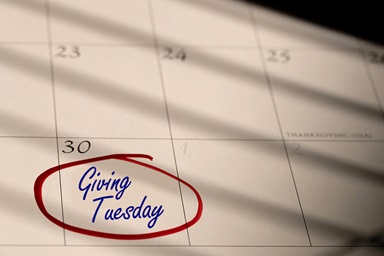 A diferencia del Black Friday y Cyber Monday, que se centran en comprar para uno mismo, Giving Tuesday surgió como una forma de fomentar la generosidad para beneficiar la vida de los/as demás. Ilustración fotográfica de Mike DuBose, Comunicaciones Metodistas Unidas. A diferencia del Black Friday y Cyber Monday, que se centran en comprar para uno mismo, Giving Tuesday surgió como una forma de fomentar la generosidad para beneficiar la vida de los/as demás. Ilustración fotográfica de Mike DuBose, Comunicaciones Metodistas Unidas.