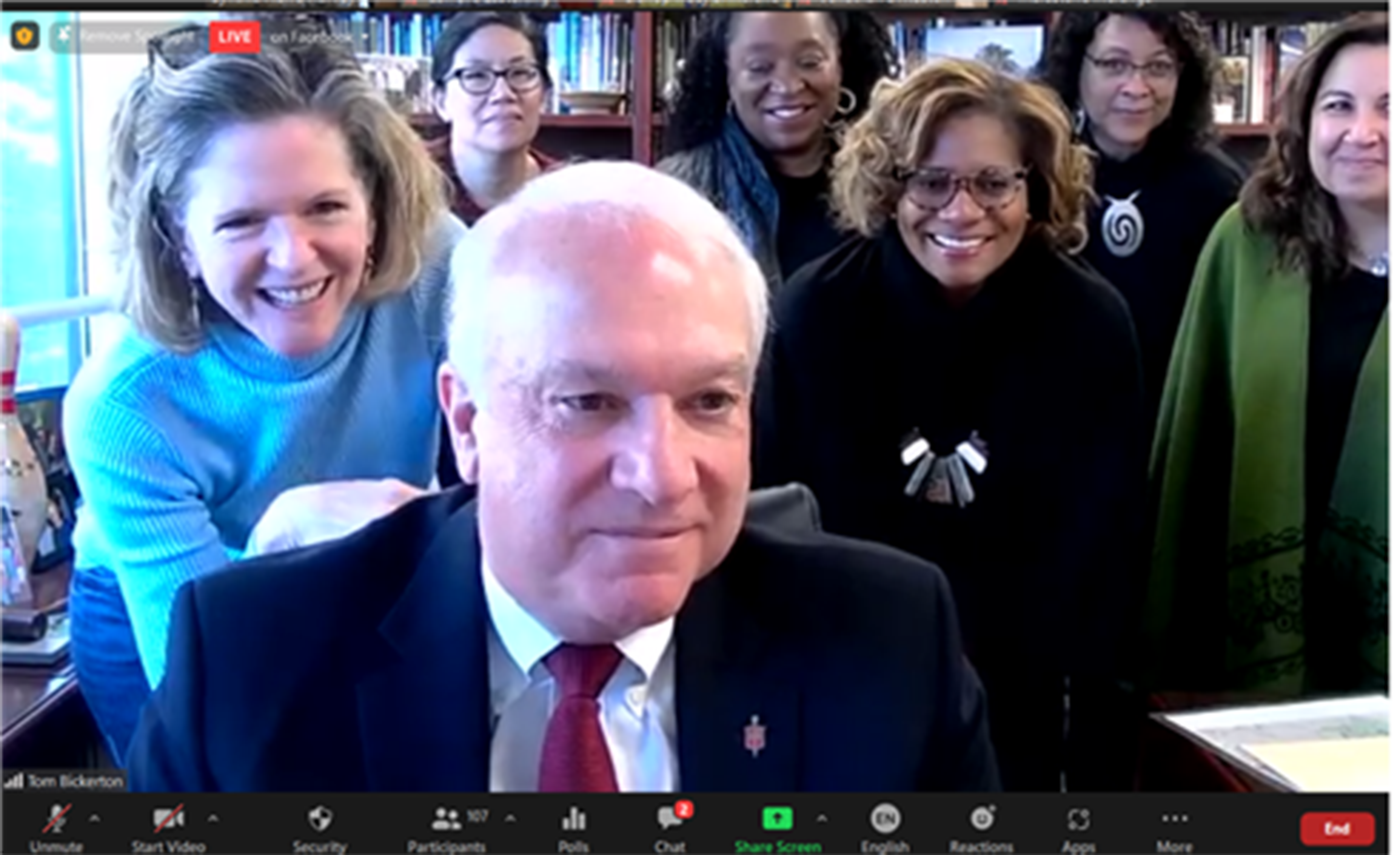 El Obispo Thomas Bickerton es felicitado por su esposa, Sally, y el personal de la Conferencia Anual de Nueva York después de dar su discurso de aceptación como presidente entrante del Concilio de Obispos/as. Foto cortesía del Concilio de Obispos/as.