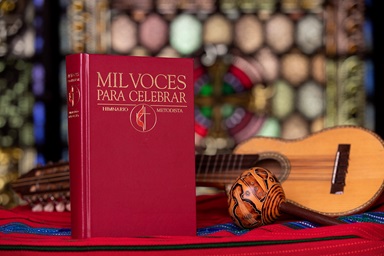Este ano marca o 25º aniversário da publicação do hinário Metodista Unido em língua espanhola, Mil Voces Para Celebrar, que introduziu novos textos, melodias e ritmos para o culto. Foto de Mike DuBose, Noticias da MU. Este ano marca o 25º aniversário da publicação do hinário Metodista Unido em língua espanhola, Mil Voces Para Celebrar, que introduziu novos textos, melodias e ritmos para o culto. Foto de Mike DuBose, Noticias da MU.