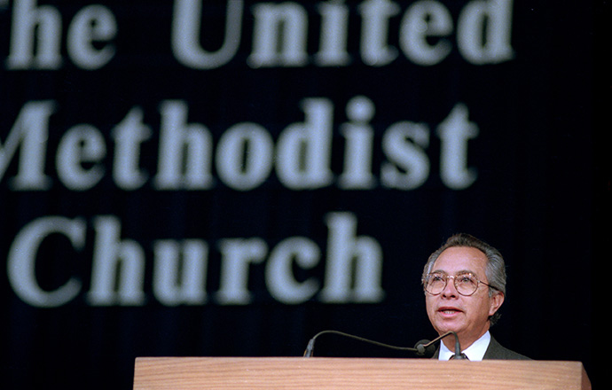 El Obispo Elias Galván presenta el nuevo himnario en español en la Conferencia General de 1996 en Denver. Galván presidió el comité del himnario de 18 personas. Foto de archivo de Mike DuBose, Noticias MU.