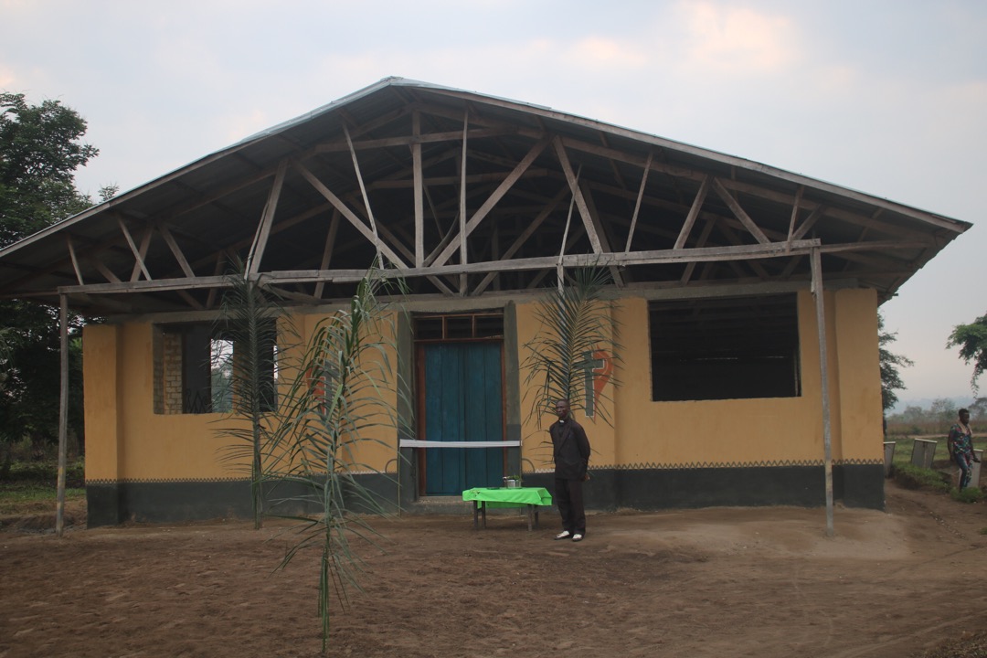 Vue extérieure du nouveau bâtiment de l’église locale de Djalo. Les délégués de la Conférence Annuelle du Congo Central ont pris la résolution de construire de manière rotative dans chaque district une grande église et chaque année. Photo de François Omanyondo, UM News.