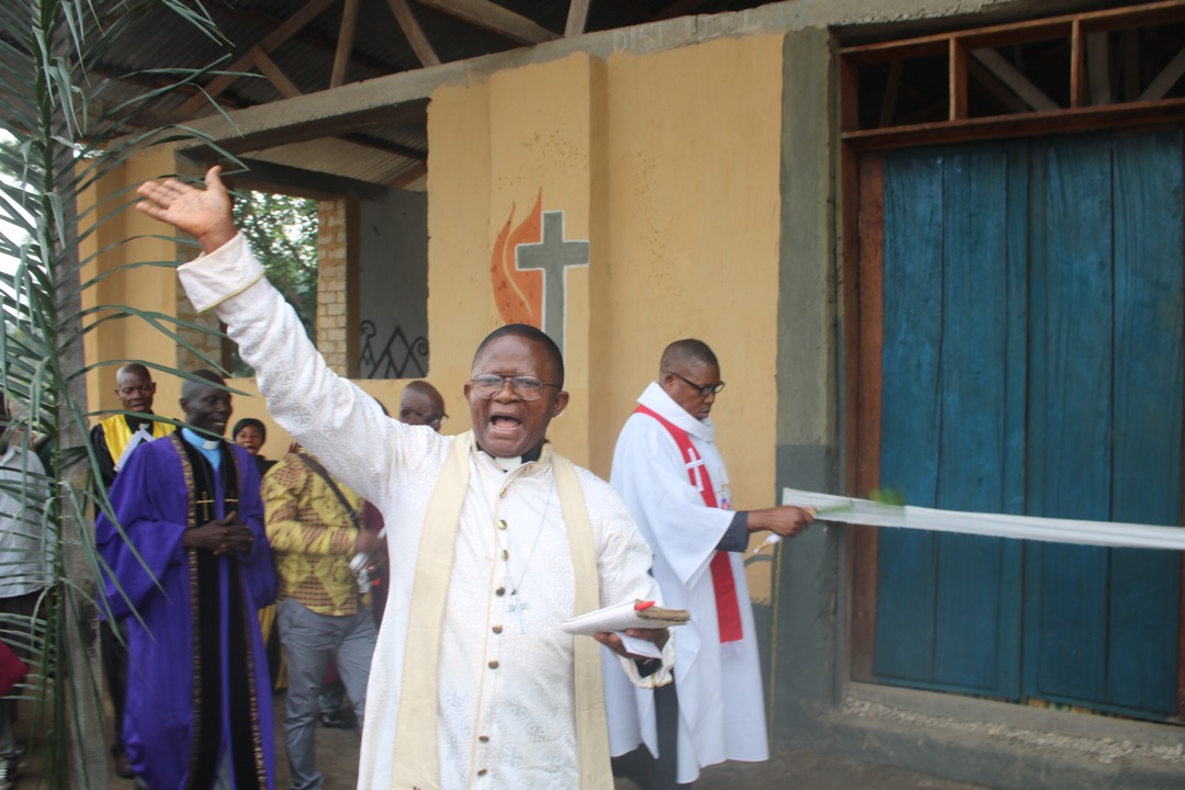 Le Révérend François Kalombo, ancien Surintendant de District de Katako Kombe, est en train de se réjouir le jour de l'inauguration de l’église locale de Djalo. Le jour de l’inauguration, plusieurs fidèles et pasteurs ont exprimé leurs sentiments de satisfaction après la construction de cette église locale. Des nombreux bâtiments des églises construites par les premiers missionnaires américains dans le Conférence Annuelle du Congo Central sont devenus vétustes. Photo de François Omanyondo, UM News.