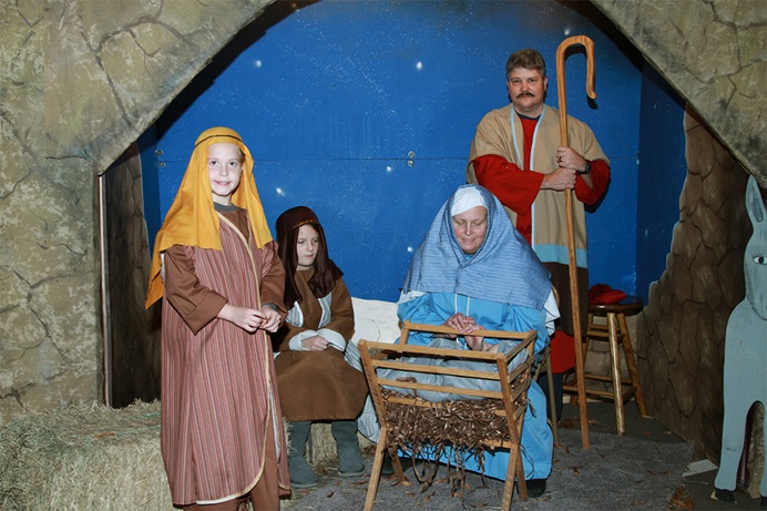 Miembros de la Iglesia Metodista Unida (IMU) San Pablo en Lakeland, Tennessee, representan la Natividad en 2020 y planean celebrar su servicio de Nochebuena al aire libre frente al establo y el pesebre este año. Las iglesias continúan siendo creativas para encontrar formas de celebrar el nacimiento de Cristo y mantener a las personas seguras durante el segundo año de la pandemia de COVID-19. Foto cortesía de la IMU San Pablo. Miembros de la Iglesia Metodista Unida (IMU) San Pablo en Lakeland, Tennessee, representan la Natividad en 2020 y planean celebrar su servicio de Nochebuena al aire libre frente al establo y el pesebre este año. Las iglesias continúan siendo creativas para encontrar formas de celebrar el nacimiento de Cristo y mantener a las personas seguras durante el segundo año de la pandemia de COVID-19. Foto cortesía de la IMU San Pablo.