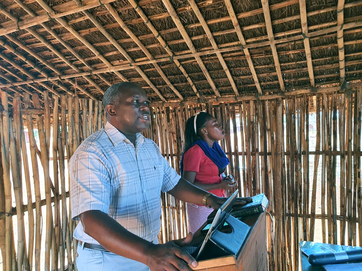 Arlindo Jossias Sambo (pregando para a comunidade de Ninga) e Celine Miguel, a tradutora. Foto de Michaque Ali.