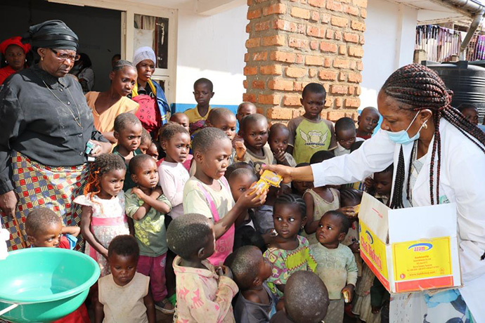 Dr. Marie-Claire Manafundu rend visite à des enfants qui ont été soignés grâce à l'action de l'Église Méthodiste Unie en faveur des enfants malnutris. Mme. Manafundu, l'épouse de l'évêque Gabriel Yemba Unda, a déclaré qu'elle continuerait à plaider pour la prise en charge de ces enfants. Photo de Philippe Kituka Lolonga, UM News.