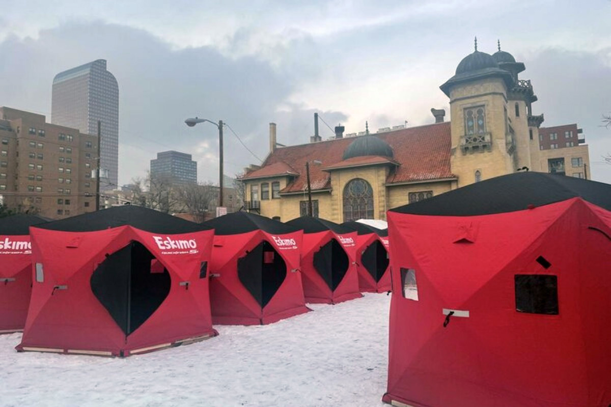 La Iglesia Metodista Unida de Park Hill usó su estacionamiento como un espacio comunitario seguro para los/as vecinos/as sin hogar. Foto cortesía de Colorado Village Collaborative.
