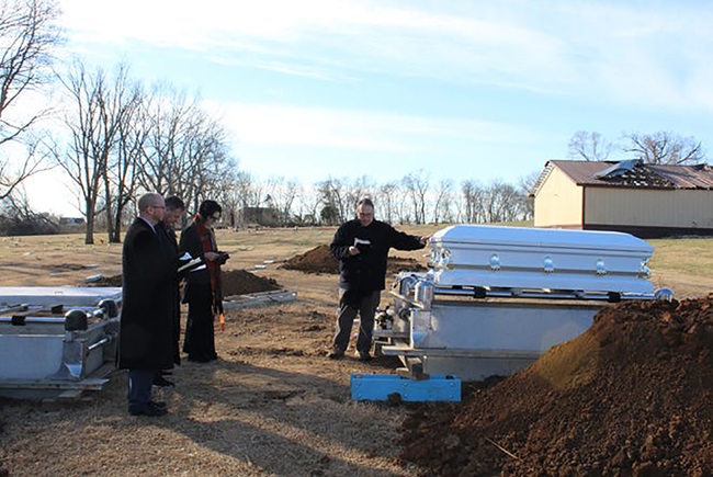 El clero presidiendo un funeral el 26 de enero de 2022 para “Call the Name” (Pronuncia el Nombre), una iniciativa en la que ese honra a las personas que no tienen familia que las reclamen al momento de su muerte. De izquierda a derecha: Brian Marcoulier, pastor principal de la Iglesia Metodista Unida (IMU) Bellevue, Greg Bullard, pastor de la Iglesia Covenant of the Cross, Jeannie Alexander, ministra ordenada y directora ejecutiva de “No Exceptions Prison Collective”, y Jay Voohees, pastor de la IMU City Road Chapel. Foto de Liam Adams, The Tennessean.