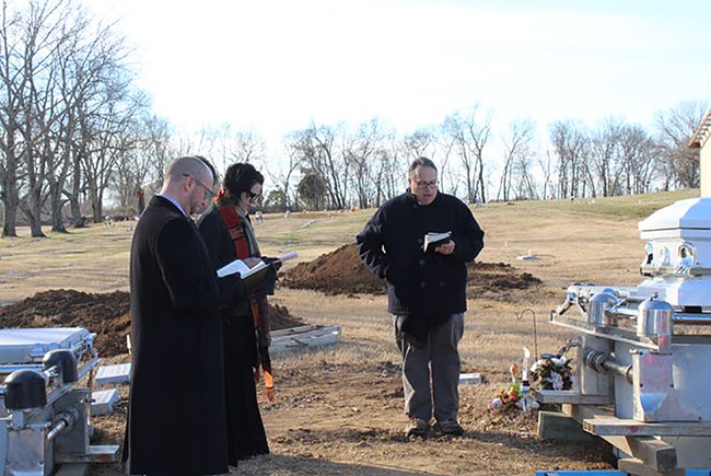 El clero local se une en un funeral el 26 de enero de 2022 para honrar a varias personas que fueron enterradas como parte del programa para proveer entierro para personas indigentes de Servicios Sociales del Area Metropolitana de Nashville. La iniciativa que recluta clérigos/as para orar por los/as fallecidos/as se llama Call the Name (Pronuncia el Nombre). Foto de Liam Adams, The Tennessean.