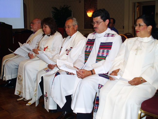Junto a los obispos/as (de izquierda a derecha) Joel Martinez, Minerva Carcaño, Elías Galván y el Rev. David Ortigoza, la Revda. Lucrecia "Luky" Cotto ofició la comunión durante la 36ta Asamblea Anual de MARCHA (el caucus hispano-latino de La IMU) en el año 2007. Foto de archivo, Noticias MU.  
