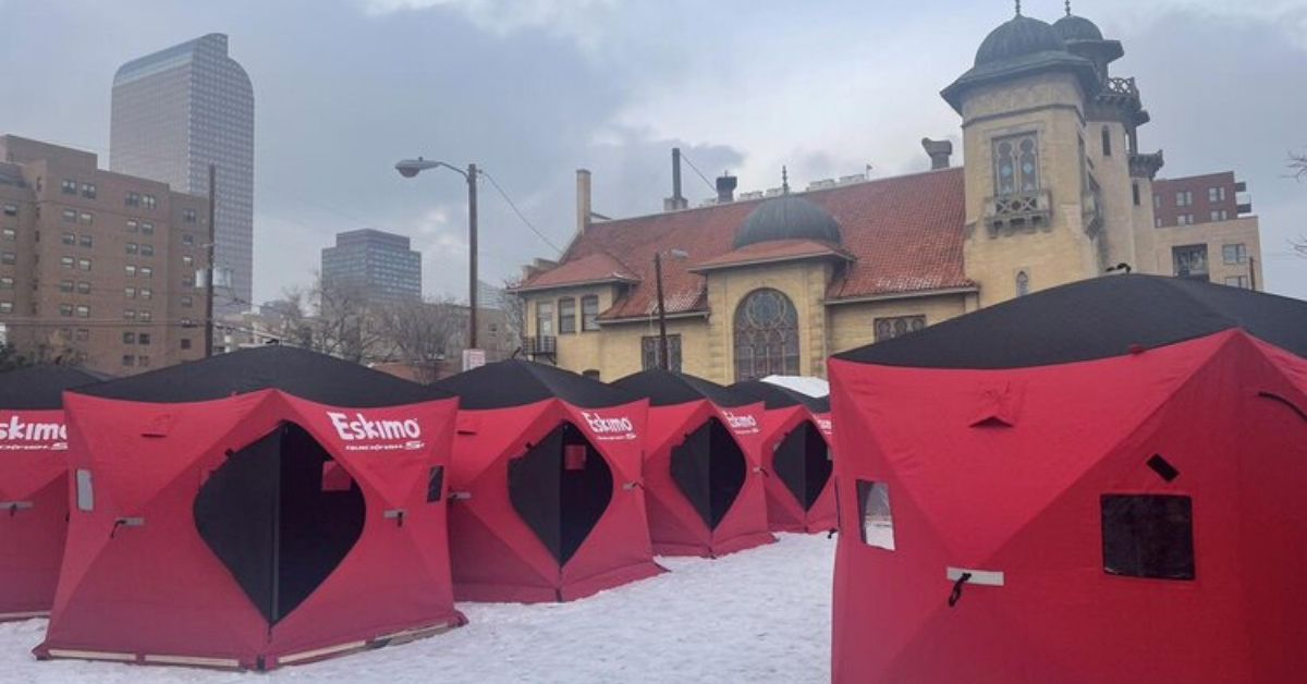 A Igreja Metodista Unida de Park Hill usou seu estacionamento como uma comunidade de espaço seguro para os vizinhos em situação de rua. Foto cortesia de Colorado Village Collaborative.