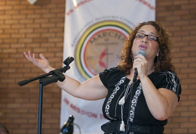 La Rvda. Dra. Lydia Muñoz, además de una nutrida experiencia en el trabajo ministerial congregacional y comunitario, es una extraordinaria cantante que ha desarrollado un amplio trabajo musical y litúrgico  para la denominación. muy amplio. La imagen corresponde a una de sus participaciones en sus cultos de adoración, durante la reunión MARCHA en 2011, en el Instituto Lydia Patterson en El Paso, Tejas. Foto de Mike DuBose, Noticias MU.