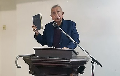 El Rev. Isabel ”Chabelo” Gómez sostiene el primer himnario que utilizó la Conferencia Anual de Río Grande. Foto cortesía de la Conferencia Anual del Norte de Tejas. El Rev. Isabel ”Chabelo” Gómez sostiene el primer himnario que utilizó la Conferencia Anual de Río Grande. Foto cortesía de la Conferencia Anual del Norte de Tejas.