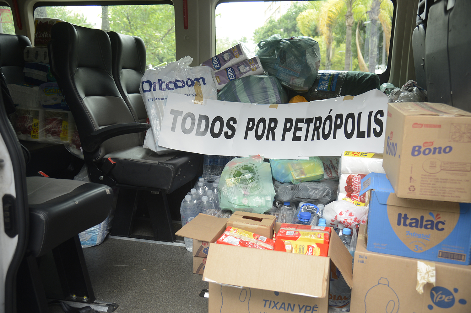 Policiais Militares arrecadam mantimentos para os desabrigados em Petrópolis após enchente. Foto cortesía de Tânia Rêgo, Agência Brasil.
