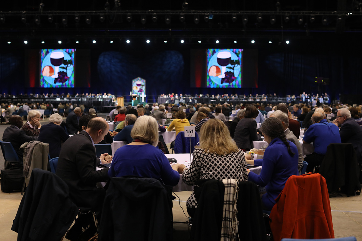 Os delegados oram durante a Conferência Geral especial de 2019 em St. Louis. Os Metodistas Unidos estão aguardando notícias sobre se a Conferência Geral de 2020, adiada duas vezes, pode prosseguir conforme programado para acontecer de 29 de agosto a 6 de setembro, em Mineápolis. Foto de arquivo por Kathleen Barry, Notícias MU.