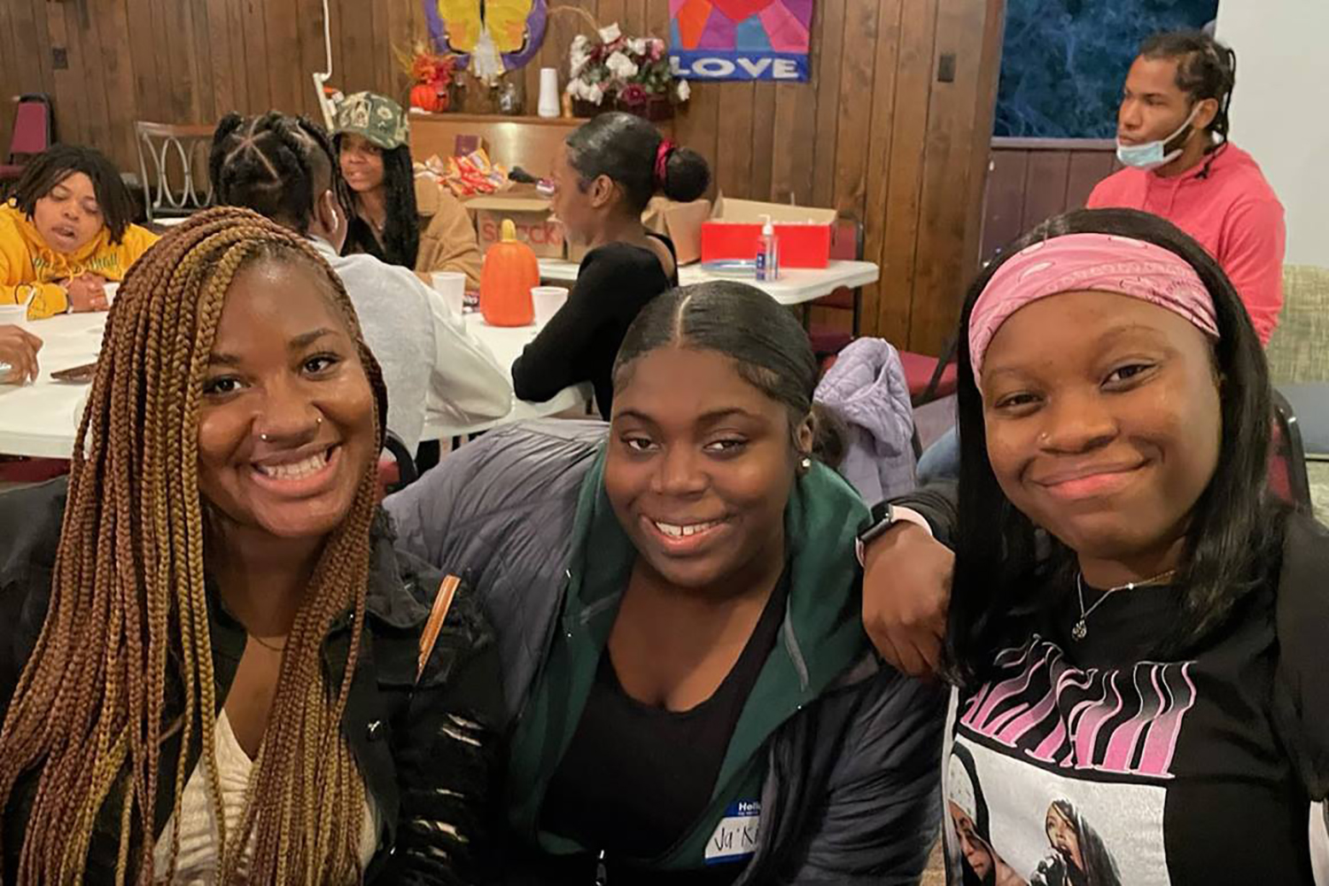 Estudiantes de la Fundación Wesley de la Universidad Estatal de Kentucky, disfrutando y compartiendo tiempo juntas. Imagen cortesía de KSUforChrist.