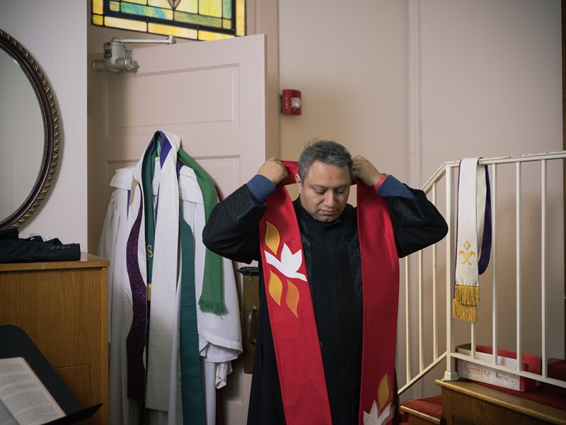 El Rev. Carlos Uroza predica dos servicios todos los domingos en la Iglesia Metodista Unida (IMU) Woodbine, el primero en inglés y el segundo en español en la Primera Iglesia. Carlos se mudó de México a los Estados Unidos cuando tenía 20 años y usa sus experiencias para unir a su comunidad.