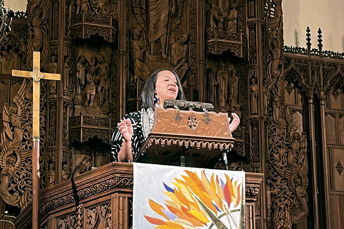 Robin Rue Simmons habla a la congregación de la Primera Iglesia Metodista Unida de Evanston, en Illinois, sobre el impacto de la iniciativa de la ciudad para reivindicar la esclavitud y la discriminación racial. Simmons es directora ejecutiva de FirstRepair, una organización local sin fines de lucro, y es considerada la arquitecta del programa de indemnización de la ciudad. La iglesia entregó un cheque por $50.000 a la Fundación Comunitaria de Evanston en apoyo al grupo Autoridad de Partes Interesadas en Indemnizaciones de Evanston. Foto de S. E. Brick.
