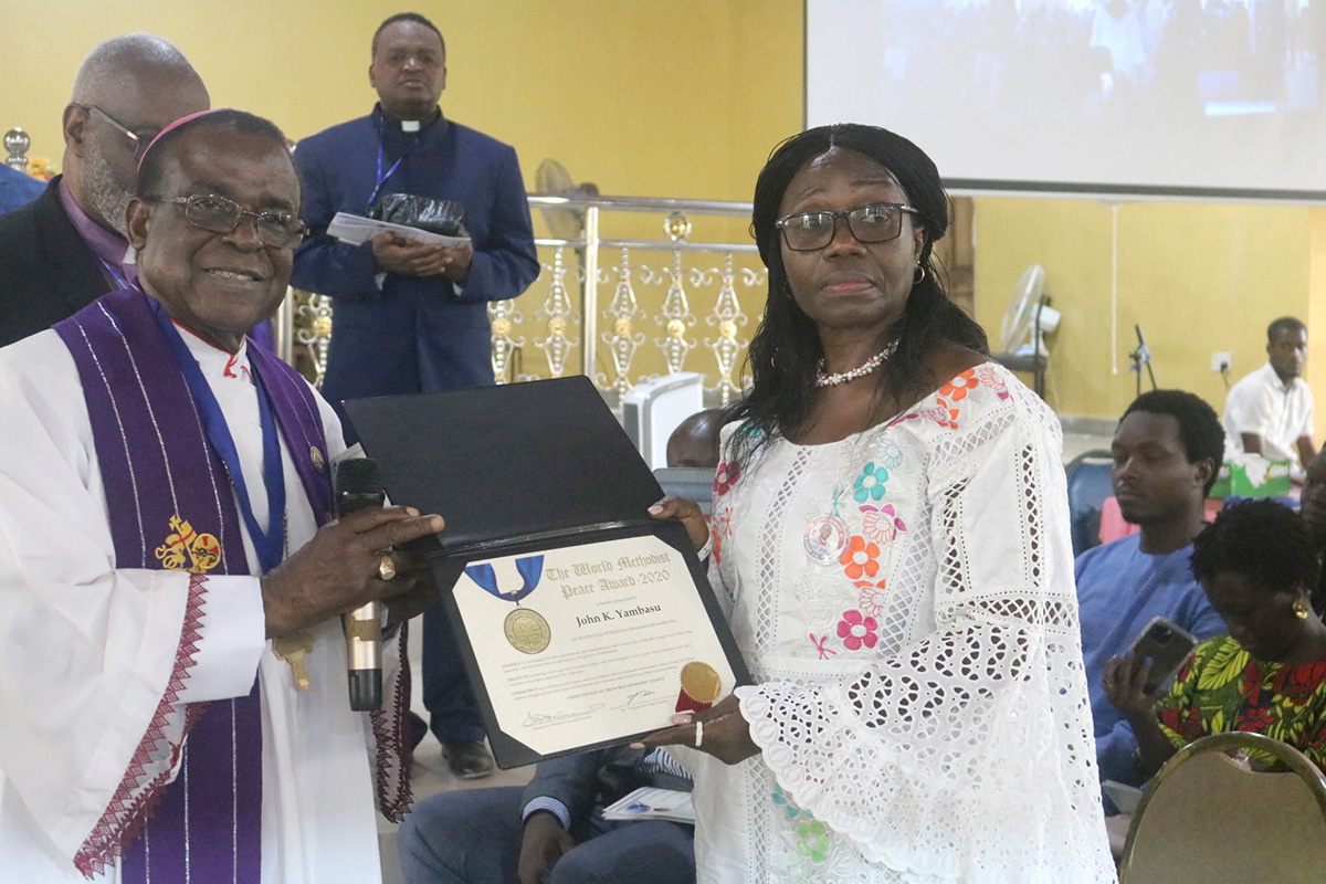 L’archevêque Michael Kehinde Stephen remet le Prix Méthodiste Mondial pour la paix à titre posthume à Millicent Yambasu, épouse de feu l’évêque sierra-léonais John K. Yambasu, lors d’un culte du souvenir et de la résurrection à Bo, en Sierra Leone. L’évêque Yambasu a reçu le prix pour son œuvre en tant que leader et artisan de la paix en Sierra Leone et dans l’Église Méthodiste Unie. Photo de E Julu Swen, UM News.