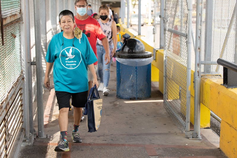 La Diaconsa Cindy Andrade Johnson nació en Brownsville y ha vivido toda su vida en la zona fronteriza con México. Así como lo hicieron sus abuelos hace tres generaciones, ahora Cindy cruza la frontera casi a diario pero para atender ministerialmente a las familias inmigrantes. Foto Mike DuBose, Noticias MU. 