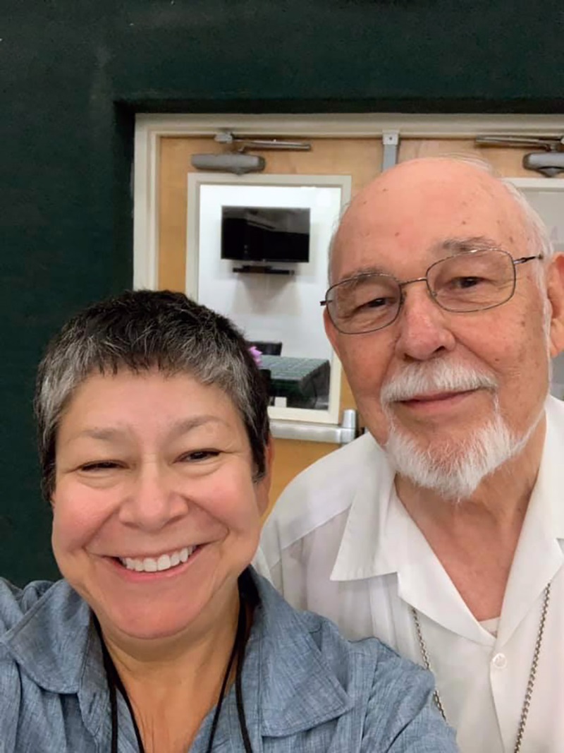 Cindy Andrade Johnson y el Obispo Joel Martínez, primer obispo hispano-latino de La Iglesia Metodista Unida, con quien le une una hermosa y larga amistad. Foto cortesía de la Diaconisa Cindy Andrade Johnson.