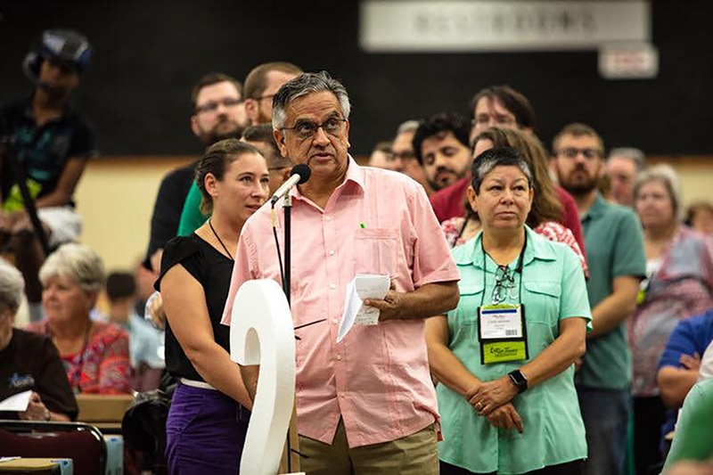 Abogar en favor de las familias inmigrantes ha sido un compromiso de fe para Cindy, dentro y fuera de la iglesia. La imagen corresponde a una de sus intervenciones en la Asamblea de la Conferencia Anual de Rio-Tejas, cuando fue aprobada una resolución contra el programa de separación de familias inmigrantes promovido por la administración de Donald Trump. Foto cortesía de la Conferencia Anual de Río-Tejas. 