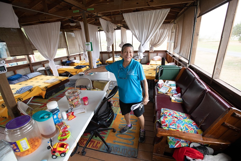 Actualmente Cindy está enfocada en su trabajo ministerial dentro de “La Posada”, una organización que provee apoyo logístico, acompañamiento y formación a familias que buscan refugio legal en los EE.UU. La imagen muestra uno de los espacios de dormitorio para inmigrantes. Cindy esta promoviendo un proyecto de ampliación, a través de la construcción de un nuevo edificio, para lo cual esta avocada a conseguir los recursos necesarios. Foto de Mike DuBose, Noticias MU. 