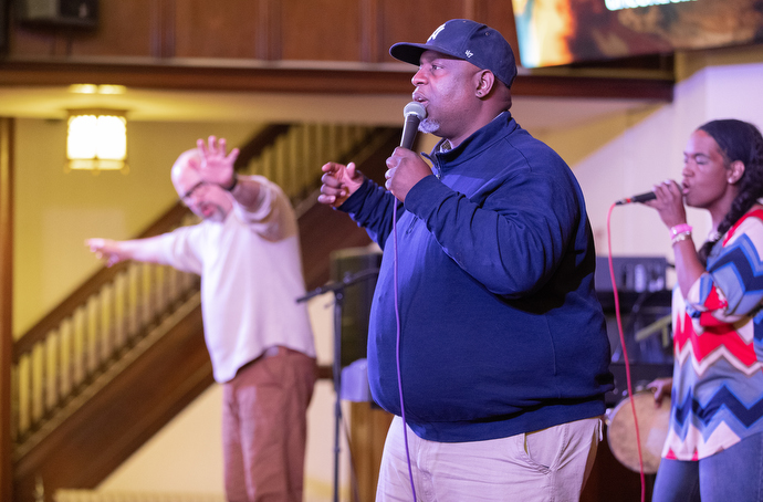 Kenny Springs (center) and Nakia Scott sing with worship leader Paul Jones (left) at Magnolia Avenue United Methodist Church. Photo by Mike DuBose, UM News.