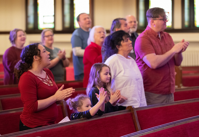 Parishioners sing during worship at Magnolia Avenue United Methodist Church. Photo by Mike DuBose, UM News.