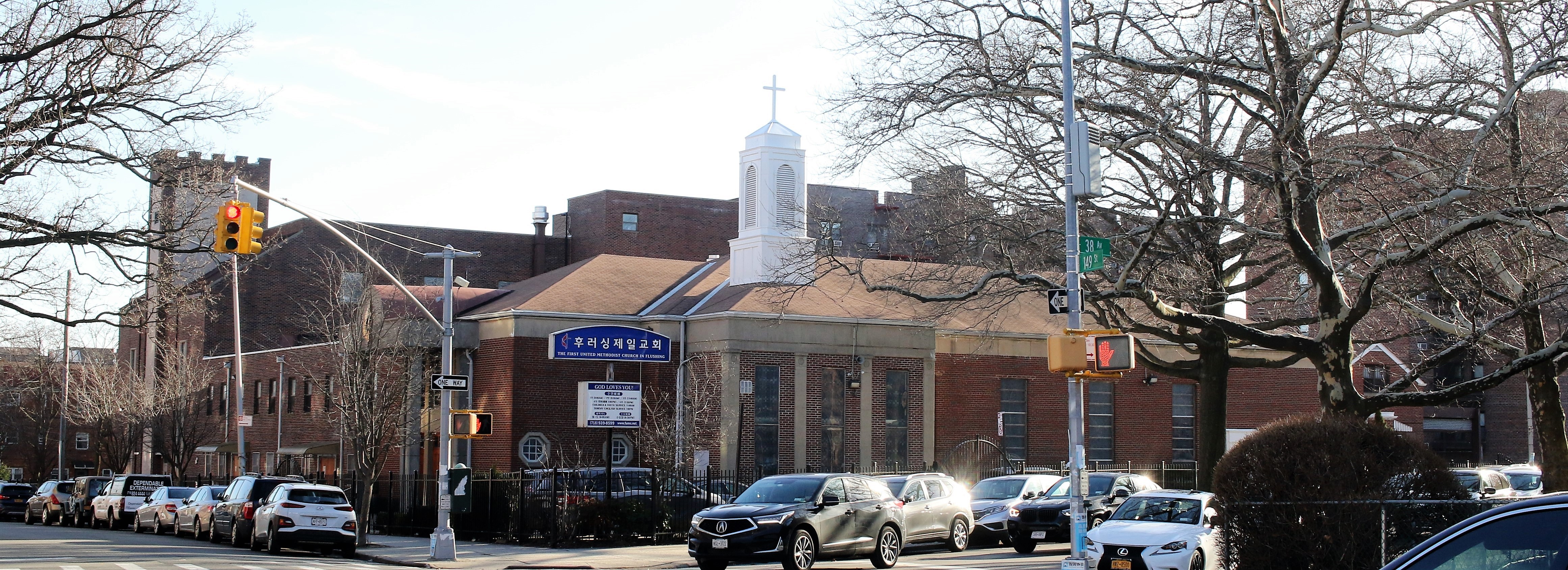 이웃과 아주 밀접하게 서 있는 후러싱제일 연합감리교회의 모습. 후러싱제일교회의 교인들에게는 세계 경제의 중심지인 뉴욕에 살지만, 인심 좋은 재래시장처럼, 한 줌 더 얹어주는 ‘덤’ 인심과 ‘정(情)’이 넘친다. 사진, 김응선 목사, 연합감리교뉴스.