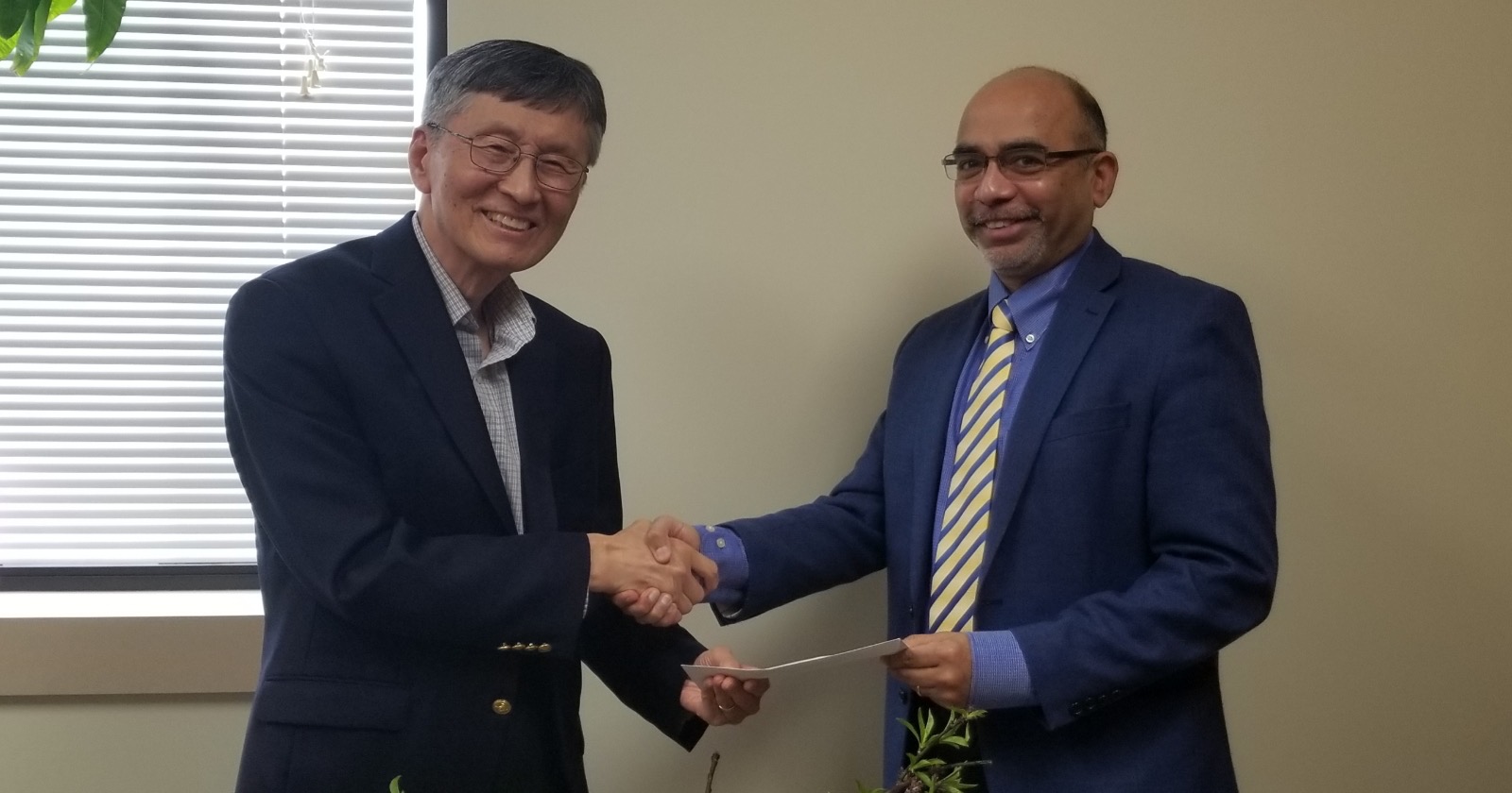 아틀란타한인교회의 임시 담임인 조영진 (은퇴) 감독이 세계선교부 총무인 로랜드 퍼난데스에게 한 교인이 익명으로 기부한 10만 달러를 전달하고 있다. 사진 제공, 아틀란타한인교회.