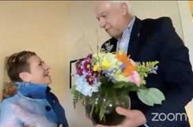 L’évêque de la Conférence de New York Thomas Bickerton (à droite), président désigné, a surpris l’actuelle présidente du Conseil des Évêques Cynthia Fierro Harvey en se présentant à son bureau en Louisiane pour lui remettre un bouquet de fleurs du Conseil en remerciement pour son service en tant que présidente. Au cours de ses deux ans de mandat, les évêques se sont réunis plus fréquemment, toutes les réunions se déroulant en ligne. Capture d’écran du Conseil des Évêques via Zoom par UM News.