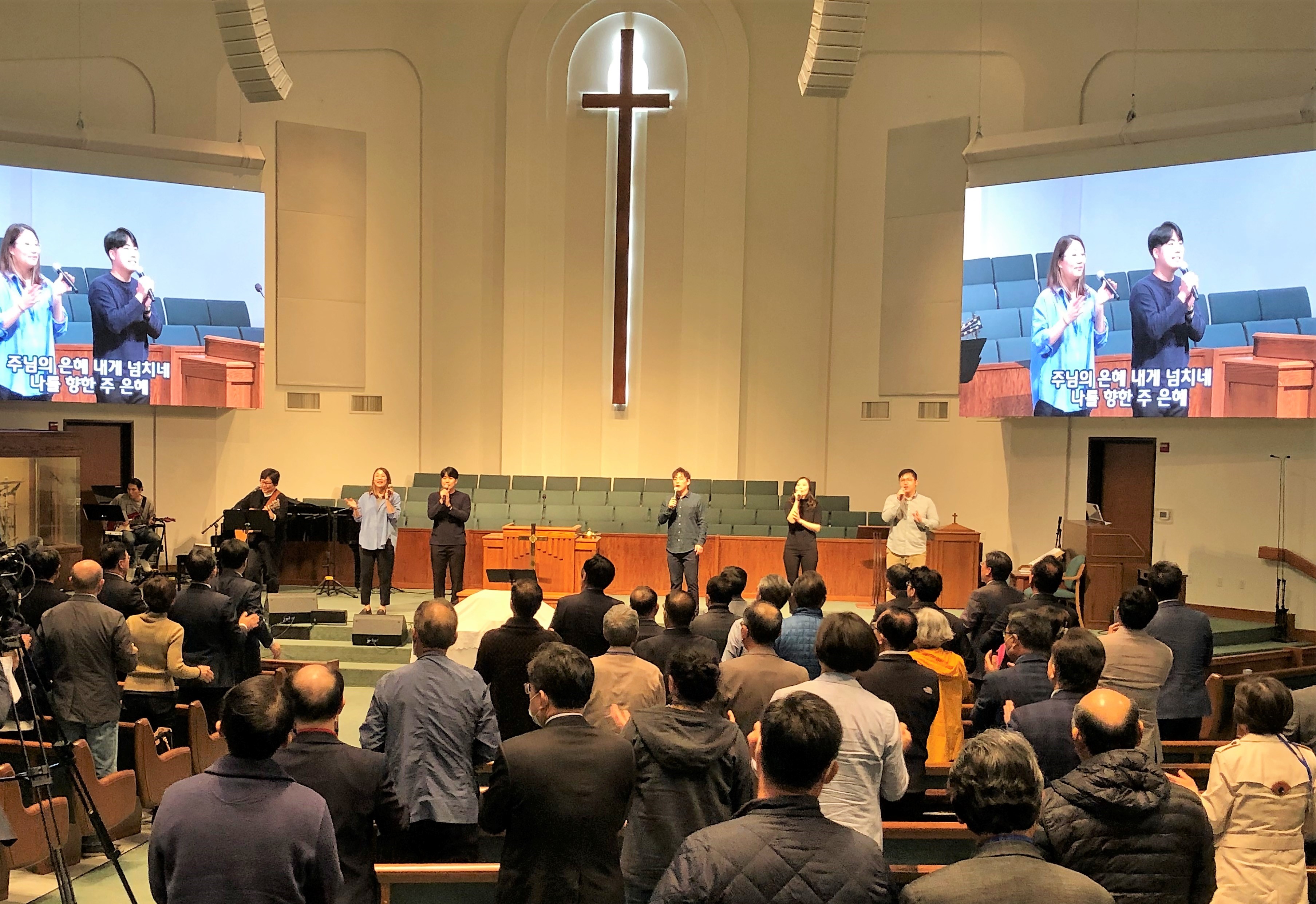 2022년 4월 25일 열린 한인교회총회 연차 대회 개회 예배에서 달라스 중앙 연합감리교회 찬양단이 찬양을 인도하고 있다. 사진, 김응선 목사, 연합감리교뉴스.