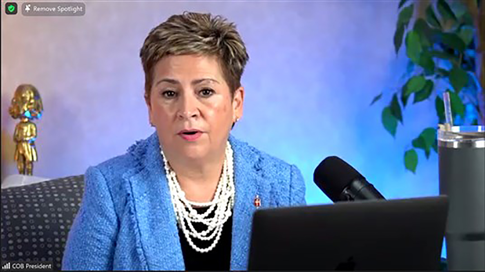 La presidenta del Concilio de Obispos/as de La Iglesia Metodista Unida, la Obispa Cynthia Fierro Harvey preside la sesión del miércoles de la reunión de primavera, realizada vía Zoom. Los/as obispos/as votaron para apoyar al Obispo Patrick Streiff por su liderazgo en la Conferencia Central de Europa Central y del Sur. Foto cortesía del Concilio de Obispos/as de La Iglesia Metodista Unida.