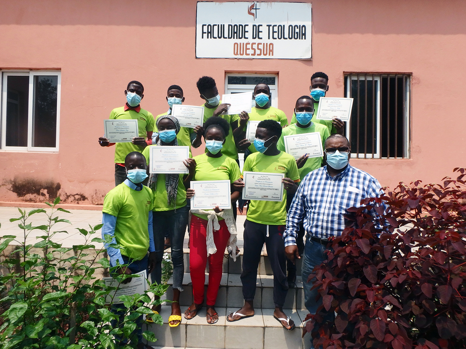 : O Conselho de Saúde Metodista Unido do Leste de Angola está a caminho de reduzir a malária em 20% em nove comunidades na província de Malanje em 2022. Um segredo do seu sucesso – equipas de jovens voluntários visitam de casa em casa para oferecer estratégias de prevenção da malária. Foto cortesía de UMCOR.